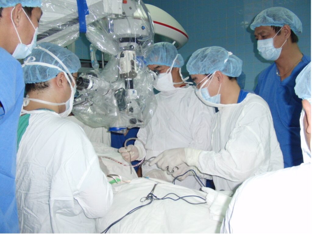 脊椎外科で評判の白石脊椎クリニックのベトナム人への脊椎外科教育研修